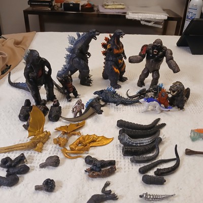 Broken Godzilla mixed figure lot and random pieces-image