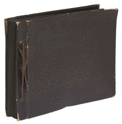 Rachel Elyada WAYNE / Photo album Extensive Family Photo Album of Travel Fashion-image