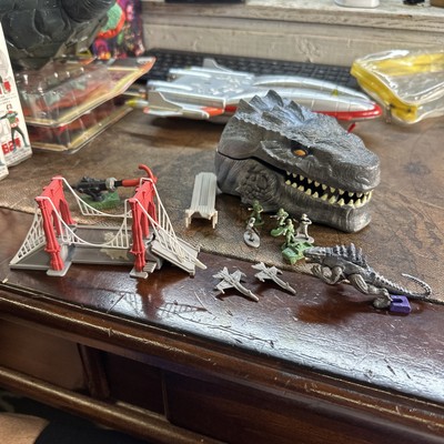 Godzilla Micro Play set Battle At Brooklyn Bridge 1998 Trendmaster Near Complete-image