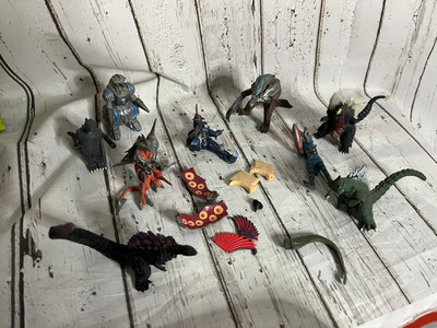 Lot Of Vintage Godzilla Figures FOR PARTS Read-image